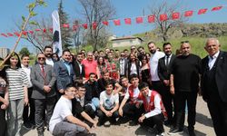 Başkan Özarslan, Gençlerle fidan dikti