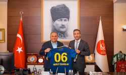 Keçiören Belediye Başkanı Dr.Mesut Özarslan 1 yıllık maaşını Ankaragücü'ne bağışladı.