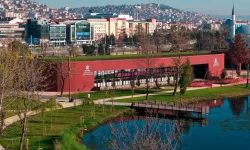 Kocaeli'de göl manzarasında ders ve okuma keyfi