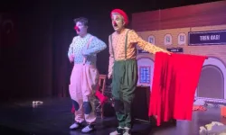 'İki Bavul Dolusu' minik tiyatroseverlerle buluştu