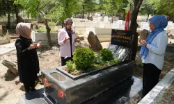 Mesut Özarslan, Abdurrahim Karakoç'un kabrini yeniledi