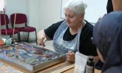 Keçiören'de şehit yakınlarına ebru sanatı workshopu
