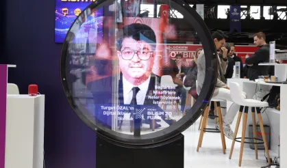 Turgut Özal hologram yöntemiyle Kocaeli Bilişim Fuarı'nda