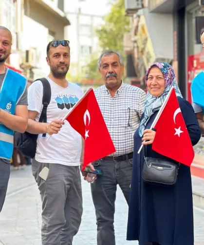 Esnafa ve vatandaşlara binlerce bayrak dağıtıldı