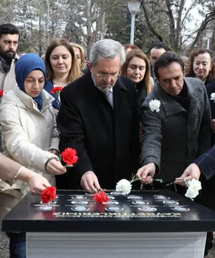 Ankara Üniversitesi depremde kaybedilen öğrencilerini andı