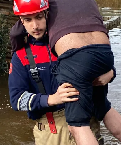 İtfaiye eri vatandaşı sırtında taşıdı