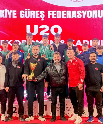 Sakarya Büyükşehirli güreşçilerden Ankara'da madalya yağmuru