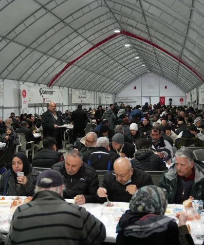 Başkan Özarslan 450 bin kişiyi iftar sofralarında buluşturdu