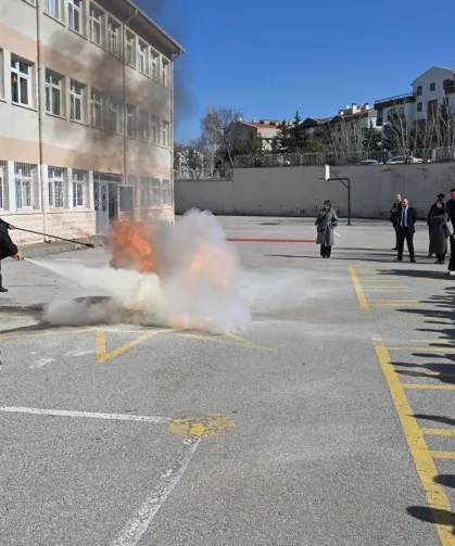 Ankara'da öğrencilere afet ve yangın eğitimi