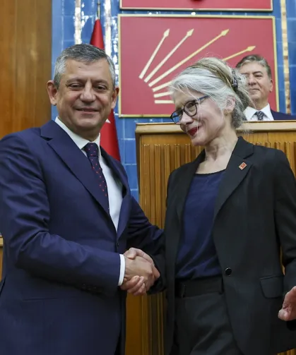 Emine Ülker Tarhan yeniden CHP'de