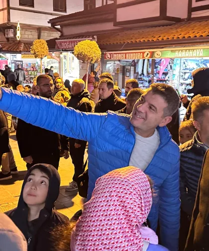 Konya'da son teravih sonrası çarşıda vatandaşlarla buluştu