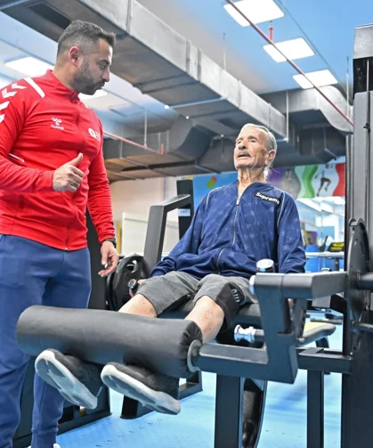 12 torunlu 'Süper Dede' spor tutkusuyla gençlere taş çıkartıyor