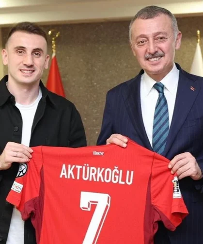 Kocaeli'nin gururundan Başkan Büyükakın'a Milli forma