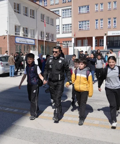 Ankara Keçiören Zabıtası'ndan öğrenci güvenliği mesaisi