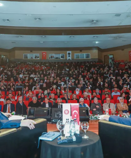 Keçiören'de Ahmet Özhan konser ve söyleşisine yoğun ilgi