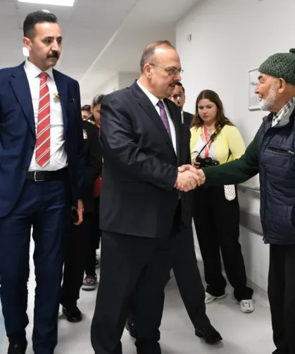 Ankara'da Vali Canbolat'tan bayramda hastane ziyareti