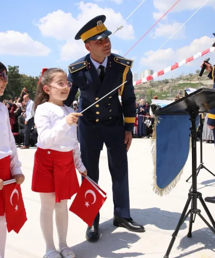 Hava Kuvvetleri Bandosu'ndan öğrencilere moral konseri