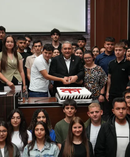 Başkan Dr. Mesut Özarslan'dan stajerlere önce sertifika sonra pasta