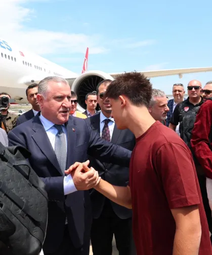 Bakan Bak millileri uğurladı