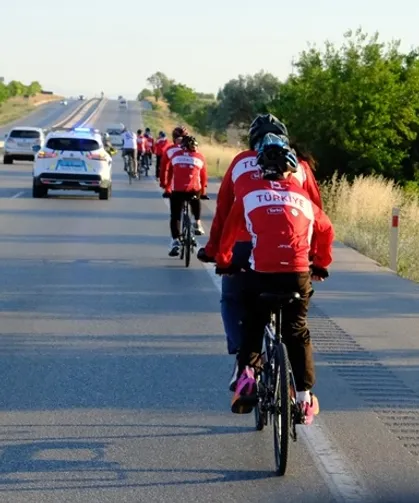 Konya'dan 7'si görme engelli 20 kişi Ankara'ya pedal çevirdi