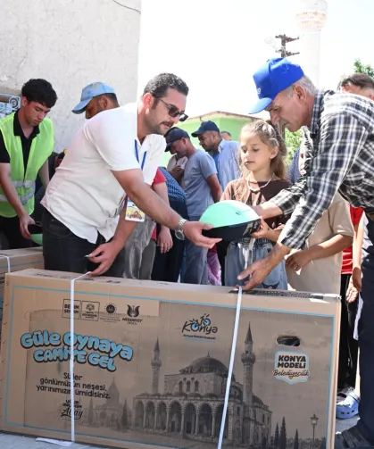 13 bin çocuğa 'güle oynaya' bisiklet dağıtıldı