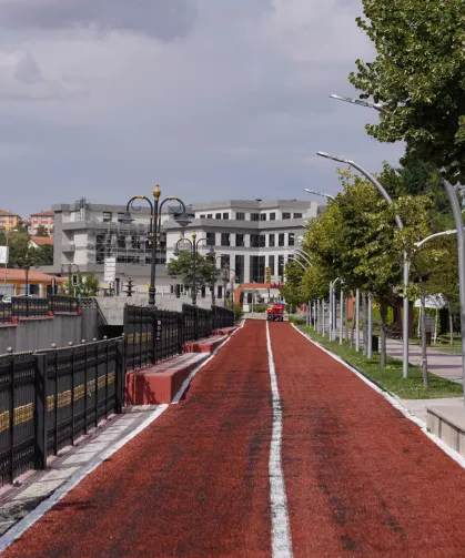Keçiören'in parklarında yürüyüş yolları yenileniyor
