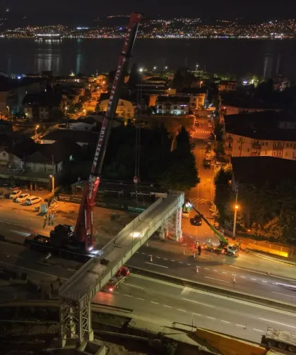 Kocaeli'de 80 tonluk tabliyeye tek seferde montaj