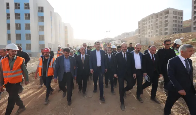 Bakan Kurum Kahramanmaraş'ta afet konutlarını inceledi