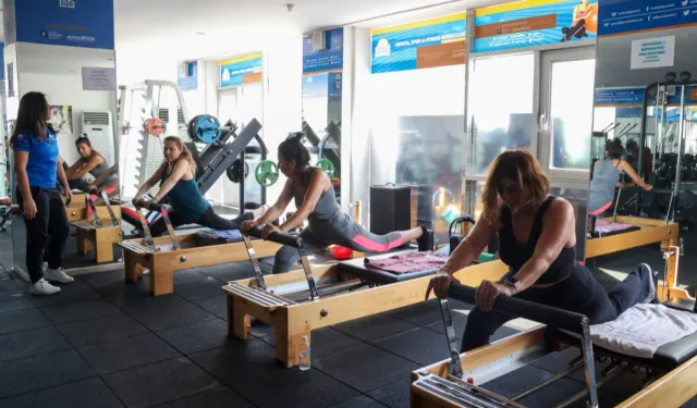 Ücretsiz salonda sağlıklı yaşam için spor yapıyorlar