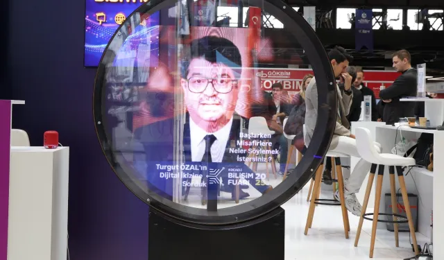 Turgut Özal hologram yöntemiyle Kocaeli Bilişim Fuarı'nda