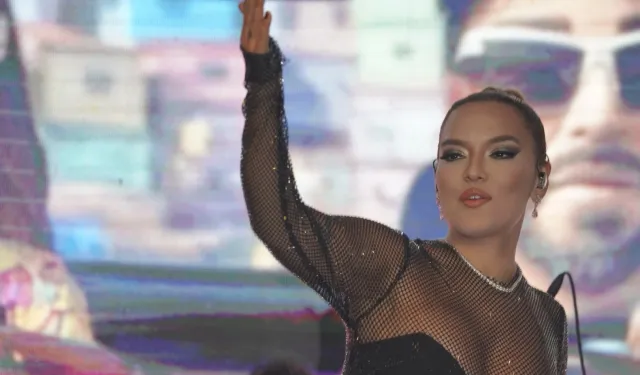 Demet Akalın tarzıyla geceye damga vurdu