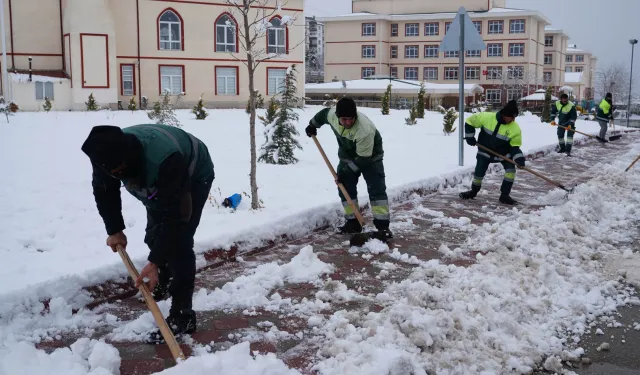 Ankara Keçiören'de kar küreme ve tuzlama seferberliği