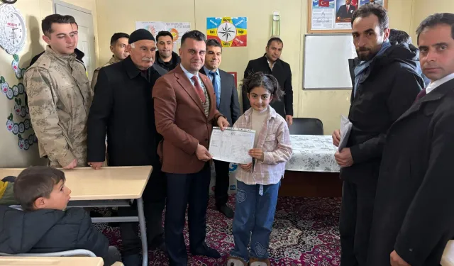 Erzurum'da şehit çocuklarının ilk karne heyecanı paylaşıldı