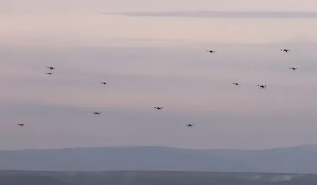 Türkiye'de ilk! Sürü İHA'lar gerçek mühimmatla hedefi vurdu