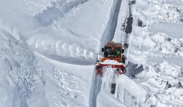 Bahar Van'a gelemedi! Karla mücadele sürüyor