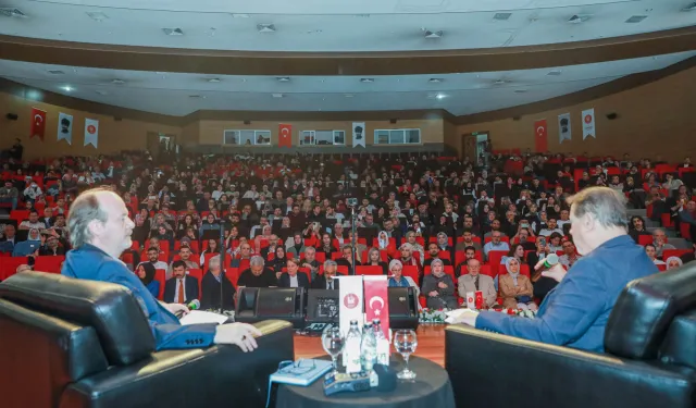 Keçiören'de Ahmet Özhan konser ve söyleşisine yoğun ilgi
