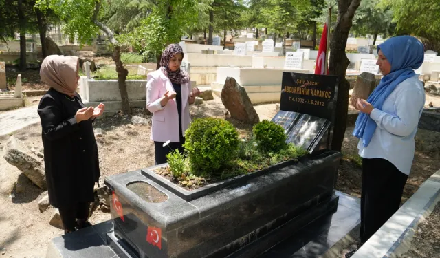 Mesut Özarslan,  Abdurrahim Karakoç'un kabrini yeniledi