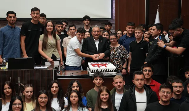 Başkan Dr. Mesut Özarslan'dan stajerlere önce sertifika sonra pasta
