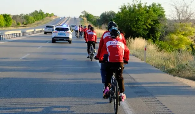 Konya'dan 7'si görme engelli 20 kişi Ankara'ya pedal çevirdi