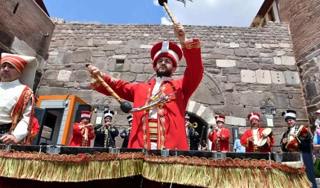 Mehteran Coşkusu yaz boyunca Ankara Kalesi ve Ulus Meydanı'nda