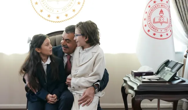 Cumhurbaşkanı Erdoğan ile şarkı söylemişlerdi... Bakan Tekin o çocukları ağırladı