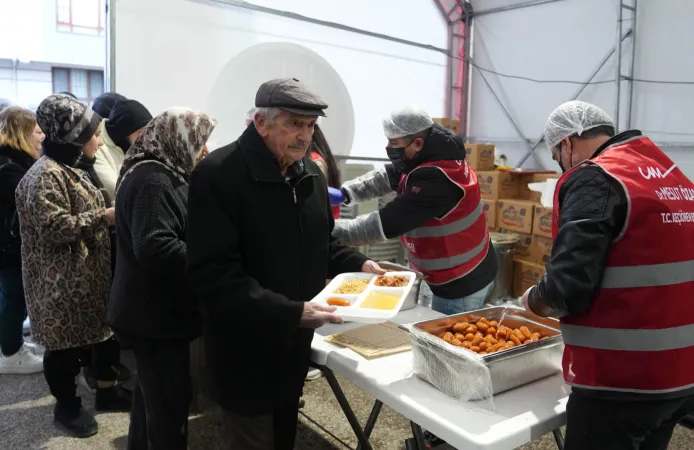 Keçiören'de Ramazan sofraları binlerce kişiyi buluşturuyor