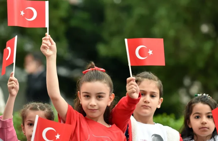 Eğitimde ikinci dönem 'Bayrak Sevgisi' temasıyla başladı