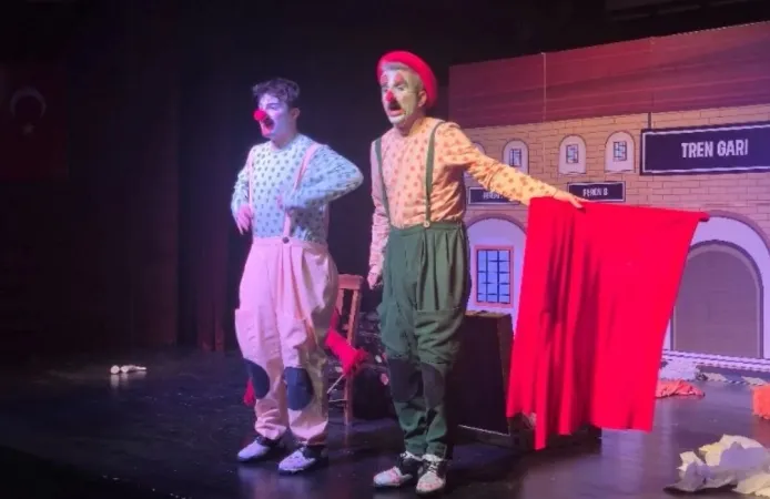 'İki Bavul Dolusu' minik tiyatroseverlerle buluştu