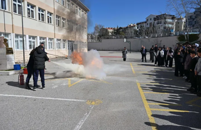 Ankara'da öğrencilere afet ve yangın eğitimi