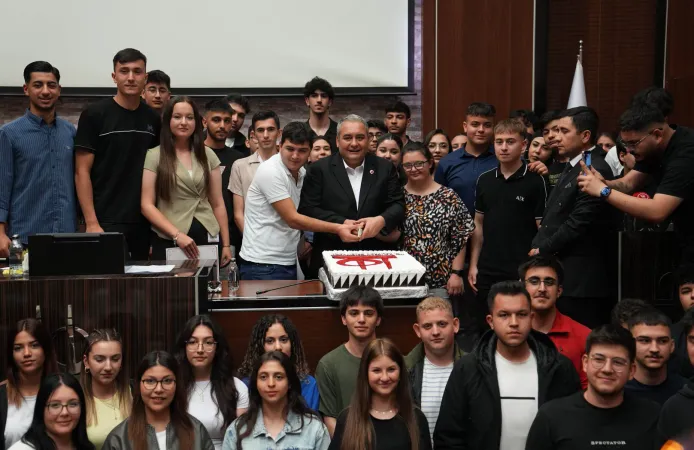 Başkan Dr. Mesut Özarslan'dan stajerlere önce sertifika sonra pasta