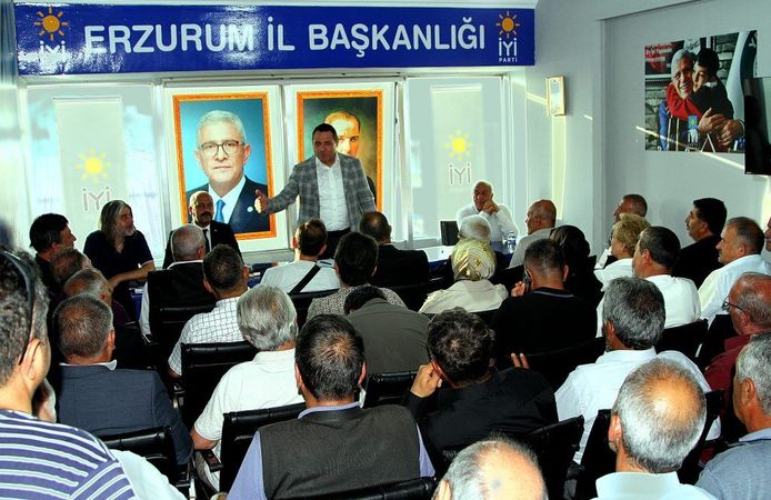 İYİ Parti GİK üyesi Nusret Acur, Erzurum'da partililer ile buluştu.