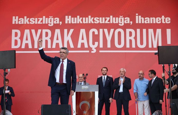 İYİ Partili Yasin Öztürk: Bayrak giderse bağımsızlık gider