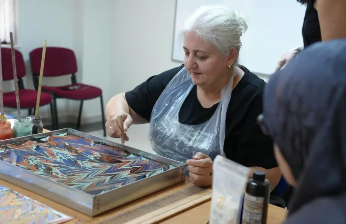Keçiören'de şehit yakınlarına ebru sanatı workshopu