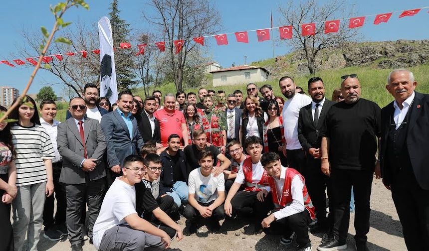 Başkan Özarslan, Gençlerle fidan dikti